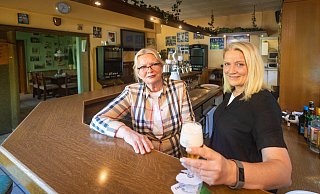 Barbara Gembitzki (l.) und ihre Tochter Magdalena Balawender zapfen langsam die letzten in den „Ratsstuben“. - Mike-Dennis Müller