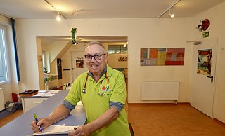 Wolfgang Adam ist einer der Vertretungsärzte, der in der Praxis Wozniak für vier Wochen eingesprungen ist. - Peter Unger