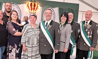 Das neue Königspaar Eike und Rosy Pakendorf (Mitte), flankiert von den Thronpaaren Kirsten Tamme & Christian Kollath (v.l.), Julia & Pasqual Pakendorf (Pasqual fehlt, dafür hat Mama den Nachwuchs auf dem Arm), Sabine und Domingo Pablo - und Adjutant Axel Vollmer. - Meiko Haselhorst