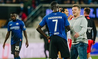 SCP-Coach Lukas Kwasniok klatscht nach Spielschluss mit seinem Einwechselspieler Prince Owusu ab. - Besim Mazhiqi