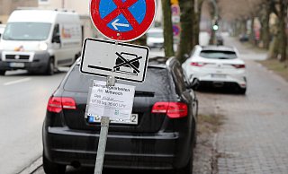 Die Grünarbeiten sind auf diesem Schild, das auf Höhe Schatenstraße steht, für den Mittwoch angekündigt. - Wolfgang Rudolf
