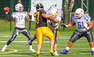 Nicht ganz wie die Nummer 12 der Tampa Bay Buccaneers: Niklas Gorny füllt mit der 17 bei den Tychy Falcons die Rolle des inzwischen siebenfachen Super-Bowls-Siegers Tom Brady aus. Fotos (2): francouis nicollet - francouis nicollet