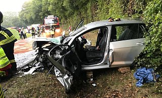 Auf der Kreisstraße 20 sind zwei Autos frontal zusammengestoßen. Die zwei Fahrer werden schwer verletzt. - Feuerwehr Borchen