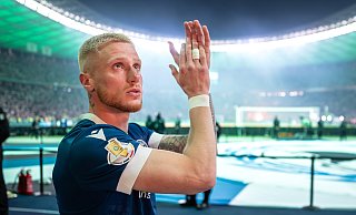 Nach der Niederlage im DFB-Pokalfinale am 24. Mai gegen den VfB Stuttgart applaudiert Louis Oppie den Arminia-Anhängern. - Teresa Kroeger/RHR-FOTO