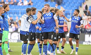 Nach dem Punktgewinn gegen den BVB klatschen die Profis von Arminia Bielefeld ab. Vor allem mit ihrer Leistungssteigerung zeigten sie sich zufrieden. - Oliver Krato
