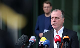 Clemens Tönnies soll das Positionspapier der Landwirte vor dem Verwaltungsgebäude entgegennehmen. - Patrick Menzel