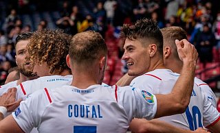 Tschechien um Doppeltorschütze Patrik Schick (r) gewann in Glasgow gegen Schottland. - Petr David Josek/POOL AP/dpa