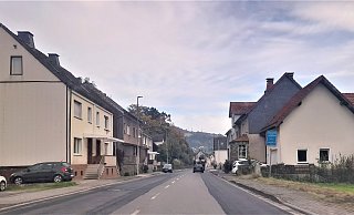Auf der Ortsdurchfahrt Dalhausen (B241) heißt es erstmal: freie Fahrt. - Simone Flörke