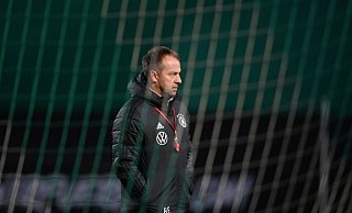 Vor dem Abflug nach Armenien bittet Hansi Flick in Wolfsburg noch zum Abschlusstraining. - Foto: Swen Pförtner/dpa