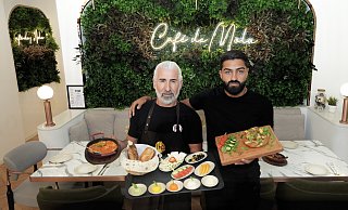 Küchenchef Ibrahim Aytas (l.) und Inhaber Candogan Gündogdu im Café de Mola. - Peter Unger
