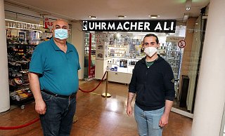 Kojie Ali (r.) und Dham Azo betreiben seit vielen Jahren ihre Geschäft im Jahnplatzforum. Jetzt fühlen sie sich durch den Alteigentümer um ihr Geld geprellt. - Wolfgang Rudolf