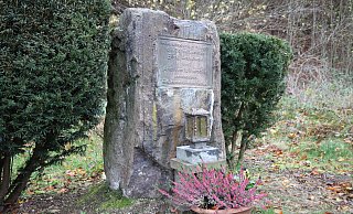 Hans-Jürgen Könnecker hat sich bei der Polizei Holzminden mit dem Angebot gemeldet, den beschmierten Gedenkstein zu reinigen. - Hermann Ludwig