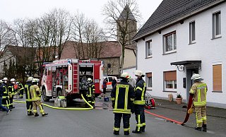Bei einem Küchenbrand in einem Zweifamilienhaus an der Sendstraße im Brenner Stadtteil Brenken erlitt ein Bewohner Brandverletzungen im Gesicht. - Ralph Meyer