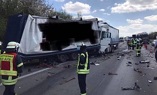 Die beiden Lkw-Fahrer haben sich bei dem Unfall leicht verletzt. - Feuerwehr Vlotho