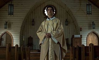 Hamish Linklater als Pater Paul. - © 2021 Netflix, Inc.
