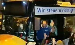 Der Busfahrer klatscht mit den Demonstranten ab. - Screenshot NW