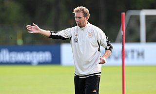 Bundestrainer Julian Nagelsmann gibt beim DFB-Training in Foxborough die Richtung vor. - Federico Gambarini/dpa