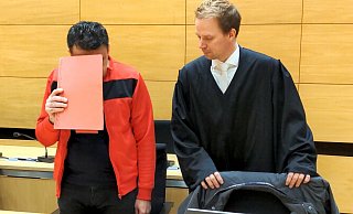 Zead O. (l.) aus Espelkamp ist wegen Mordes angeklagt. Er soll seine Ehefrau mit 32 Messerstichen getötet haben. Sein Verteidiger Tobias Diedrich (r.) hat eine Erklärung angekündigt. - Nils Middelhauve