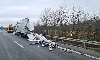 Die Auflieger der beiden Lkw werden bei dem Unfall auf der A33 zerrissen. - Freiwillige Feuerwehr Borchen