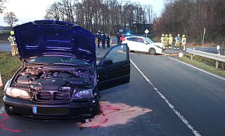 Die Fahrerin des Fiestas übersieht beim Abbiegen einen sich in Gegenrichtung nähernden BMW. - Feuerwehr Delbrück