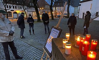 Einige haben sich am Freitagabend auf dem Kirchplatz vor St. Heinrich und Kunigunde getroffen, um den Menschen zu gedenken, die im Zusammenhang mit einer Coronainfektion gestorben sind. - Mareike Gröneweg
