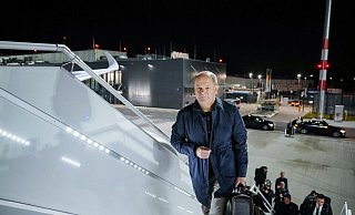 Bundeskanzler Olaf Scholz geht die Treppe zum neuen Airbus A350 "Konrad Adenauer" hoch. - Kay Nietfeld/dpa