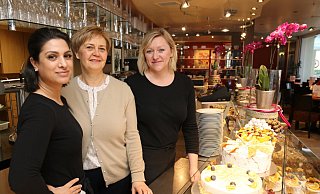 Mira Tuma (v.l.), Ulla Plückebaum und Helena Schamne kennen ihre Kunden. Rund 70 Prozent von ihnen sind Stammgäste. - Mareike Gröneweg