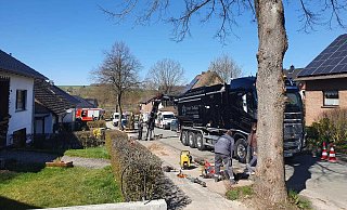 Bei Verlegearbeiten von Glasfaserkabeln im Schwaneyer Tannenweg wurde eine Gasleitung beschädigt, und Gas strömte aus. - Feuerwehr Altenbeken