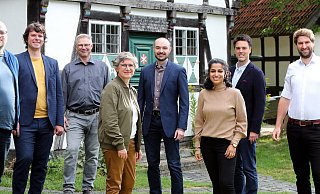 Sieben Kandidaten und der Bezirkschef - (v.l.) Maik Babenhauserheide, Matthi Bolte, Jörg Schlüter, Britta Haßelmann, Nik Riesmeier, Schahina Gambir, Robin Wagener und Sebastian Stölting. - Wolfgang Rudolf