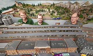(v.l.) Jakob Wolff, Tim und Michael Arnold (erster Vorsitzender des Modelleisenbahnclubs Bielefeld) bereiten ihre Modelle für den Schautag am Sonntag, dem 06. November vor. - Peter Unger