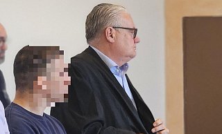 Der Angeklagte (32) erhebt sich an der Seite seines Verteidiger Dr. Dirk Werner Meinicke aus Hamburg zum Beginn des zweiten Prozesstages vor dem Schwurgericht. - Janet König