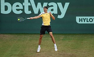 Alexander Zverev spielt eine Vorhand. - Friso Gentsch/dpa