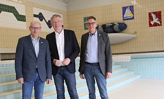 Stefan Ziegler, Andreas Hüffmann und Frank Dieckbreder wollen prüfen lassen, ob das Bad in Betrieb genommen werden kann. - Björn Kenter