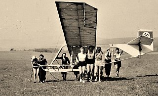 Segelfluglehrgänge gab es in der NS-Zeit auch für junge Frauen. Die Fotorarität zeigt eine Gruppe Flugschülerinnen auf dem Trainingsplatz in Barntrup-Herborn. - Repro: Horst Biere / Quelle: Soppa