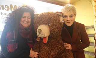 Arzu Ipek (l.) übernimmt das Spielwarengeschäft Memories von Sabine Wippermann (r.). Bär Jonas (m.) bleibt Teil des Teams. - Jan-Henrik Gerdener