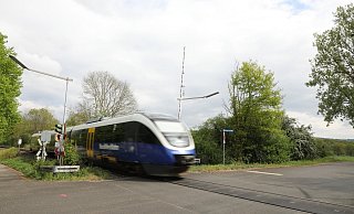 Die Schranken am Bahnübergang Corvey bleiben weiterhin oben. - Simone Flörke