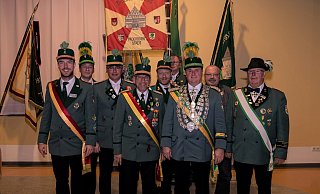 Der neue Bezirksvorstand: (v. l.) Tobias Eusterholz, Raimund Voß, Guido Haeusler, Gerhard Müller, Christoph Poguntke, Olaf Pippert, Bezirkspräses Uwe Schläger und Günther Hecker. - Kevin Reike