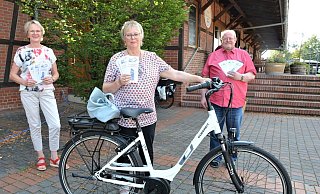 Das Sprecherteam der Stadtführer mit Ulrike Schröder (v l.), Gabriele Wüstehube und Andreas Köhler stellt am Bahnhof das neu konzipierte Herbstprogramm vor. Am Beginn steht eine Radtour. - Karin Prignitz