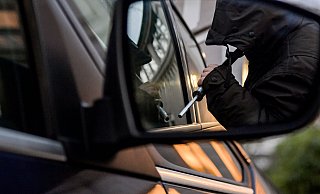 Die jungen Täter werden von einem Anwohner beim Einbruchsversuch an einem Mercedes erwischt. - dpa