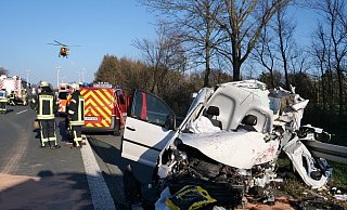 Der VW Caddy mit belgischer Zulassung prallte mit hoher Geschwindigkeit auf das stehende Hindernis. - Ralph Meyer