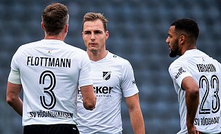 Tobias Reithmeir (2. v. l.) sorgte in Oberhausen für den Rödinghauser Siegtreffer.  - Noah Wedel