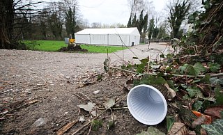 Speisung: Die in der Halle Nord untergerbachten Flüchtlinge erhalten ihre Mahlzeiten in einem Zelt. - Marten Siegmann