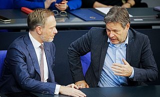 Finanzminister Christian Lindner (l.) und Wirtschaftsminister Robert Habeck während der Generaldebatte der Haushaltswoche im vergangenen November. - Kay Nietfeld/dpa