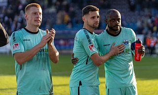 Laurin Curda, der in der 36. Minute eingewechselte Marco Schuster und David Kinsombi (v. l.) zeigten in Hälfte zwei eine grundsolide Leistung. Am Ende wussten aber auch sie scheinbar nicht so recht, wie sie das 0:0 in Osnabrück einordnen sollen. - Imago Images