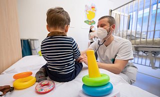 Im Kreis Herford war der ärztliche Bereitschaftsdienst bei den Kinderärzten dezentral organisiert. Diese Zeiten sind jetzt vorbei. - picture alliance/dpa