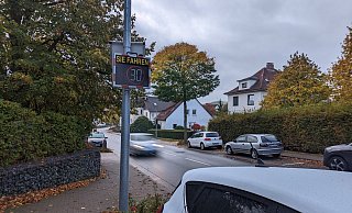 Noch steht an der Eilshauser Straße kurz vor dem Standort der Paul-Maar-Grundschule ein Tempoinfogerät. Hierhin soll der Blitzer vom Ortseingang verschoben werden. - Susanne Barth