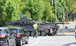 Auch in Schweicheln werrden am Dienstag und Mittwoch Bundeswehrfahrzeuge auf den Straßen zu sehen sein. Archivfoto: Joern Spreen-Ledebur - Joern Spreen-Ledebur
