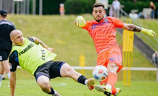 SCP-Stürmer Sven Michel (l.), hier beim Trainingsauftakt gegen Torwart Dennis Seimen, kann nun bei den Übungseinheiten wieder voll durchziehen. - BESIM MAZHIQI