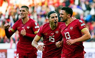 Milos Veljkovic (r) ist der einzige aktuelle Bundesliga-Profi im EM-Kader der Serben. - Darko Vojinovic/AP/dpa