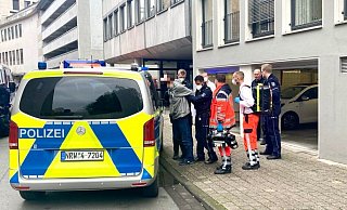 Polizeibeamte haben den Mann nach dem Raubüberfall in der Altstadt gefesselt und am Streifenwagen fixiert. - Jens Reichenbach